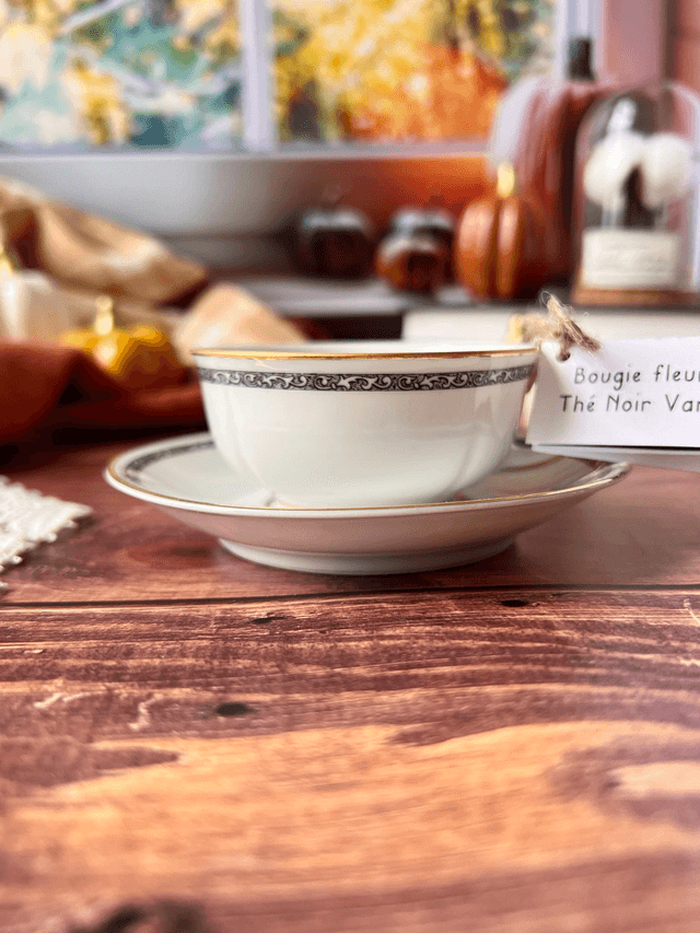 🍁 Bougie Thé noir vanille - tasse à café "frise arabesques noires" avec sous-tasse