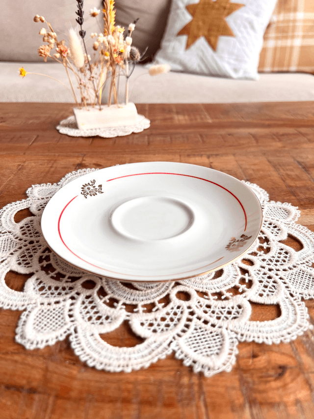✨ Sous tasse - en porcelaine "liseré rouge et marguerite dorées"
