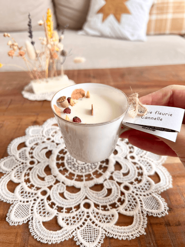 Bougie Cannelle - tasse à café "liseré doré"