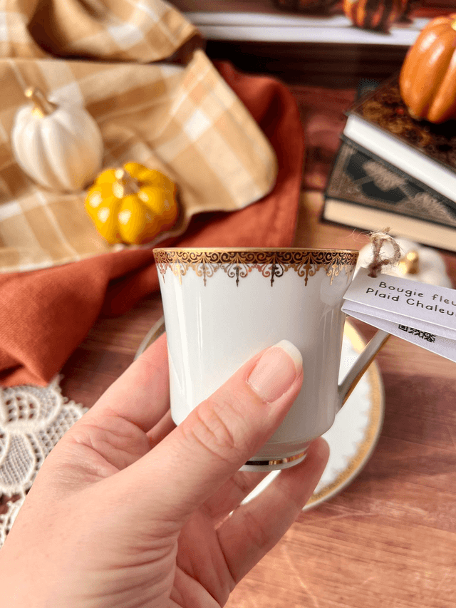 🍁 Bougie Plaid chaleureux - tasse à café "frise or et liseré noir" avec sous-tasse