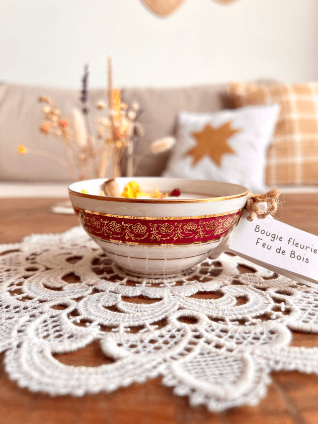 Bougie Feu de bois - tasse à thé "frise bordeau et or"