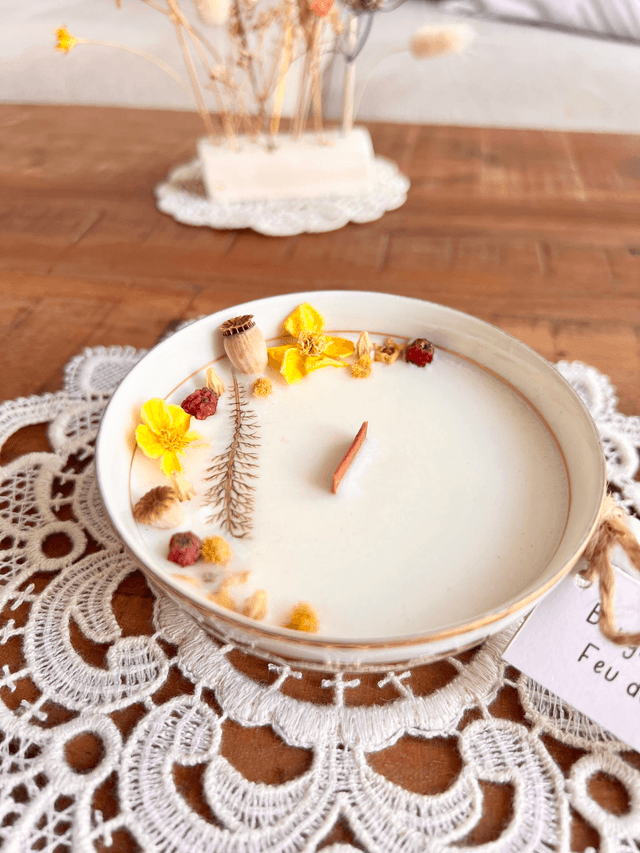 Bougie Feu de bois - tasse à thé "frise bordeau et or"