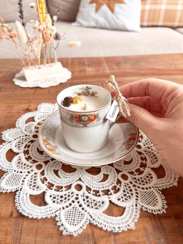 ✨ Bougie Cannelle - tasse à café "arabesques" avec sous-tasse