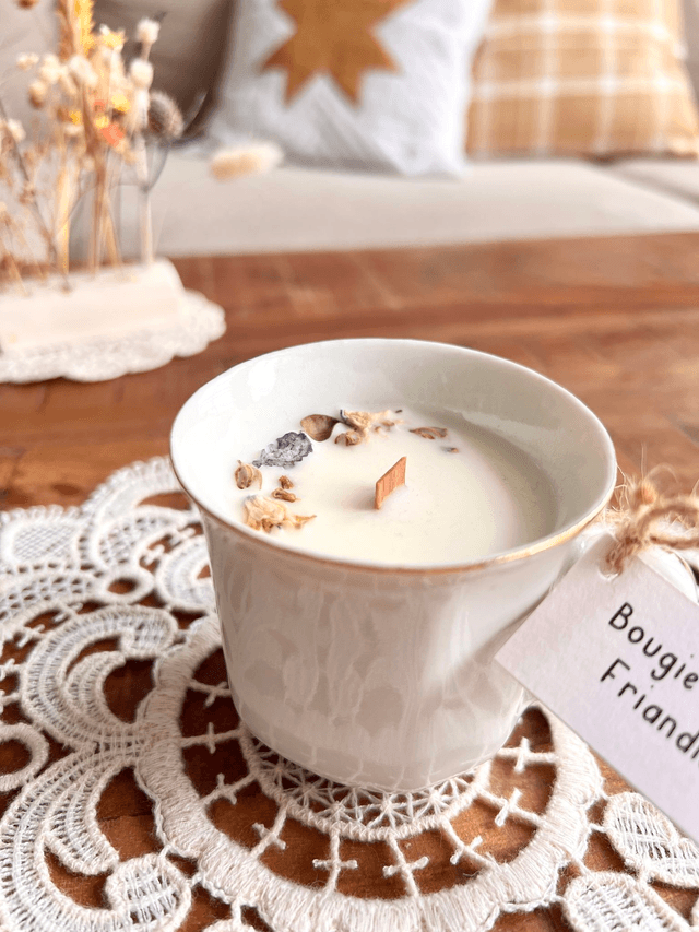 Bougie Friandises - tasse à café "liseré or"