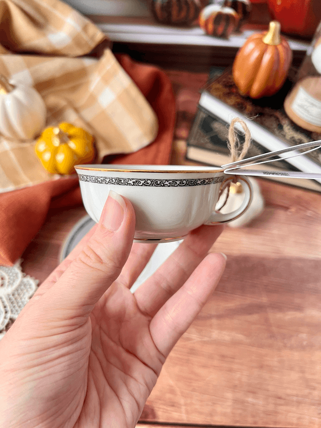 🍁 Bougie Thé noir vanille - tasse à café "frise arabesques noires" avec sous-tasse