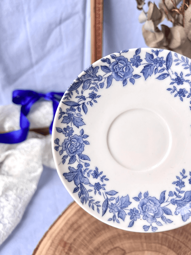 💙 Sous tasse - en porcelaine "frise fleurie bleue"
