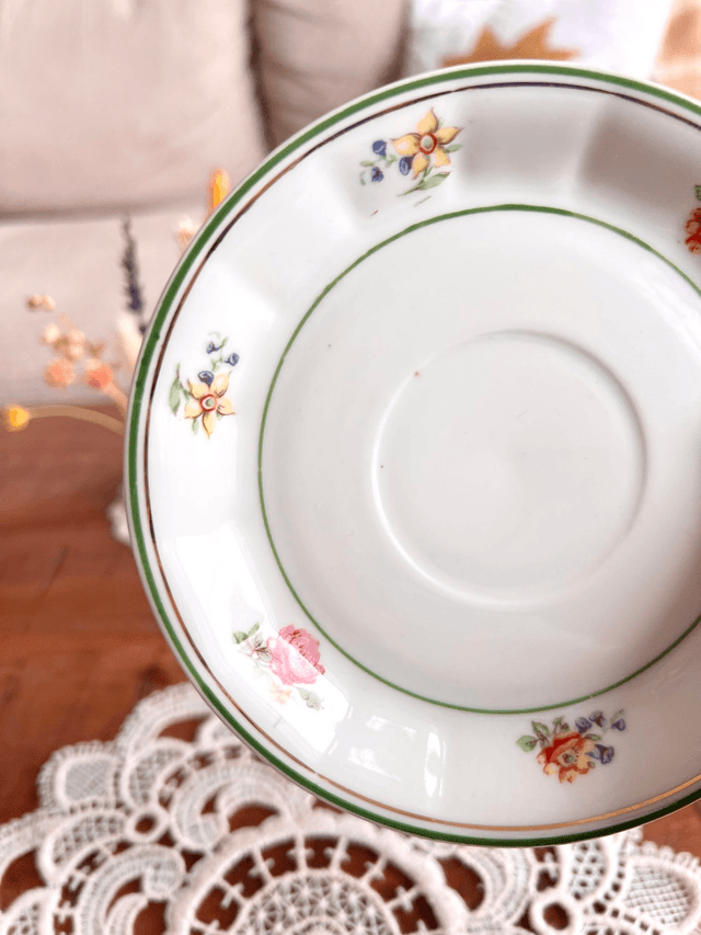 ✨ Sous tasse - en porcelaine "fleurs et liserés vert et or"
