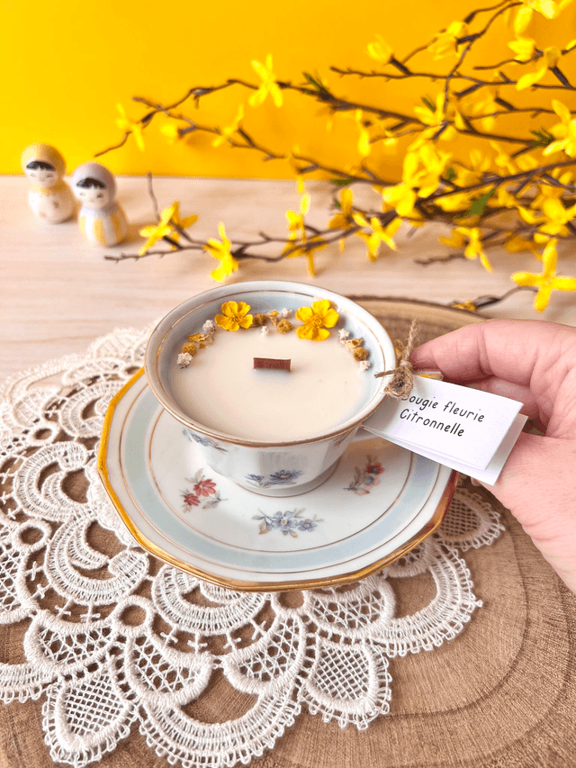 🌼 Bougie Citronnelle - tasse à thé "bouquets et liseré bleu" - avec sous-tasse