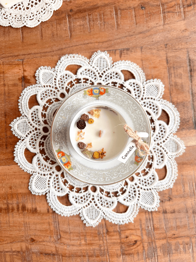 ✨ Bougie Cannelle - tasse à café "arabesques" avec sous-tasse