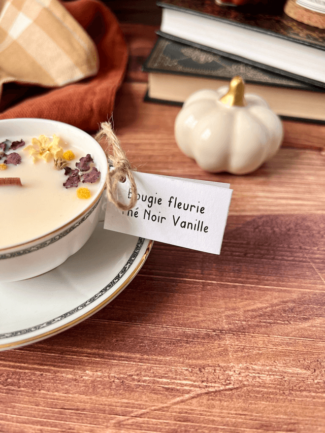 🍁 Bougie Thé noir vanille - tasse à café "frise arabesques noires" avec sous-tasse