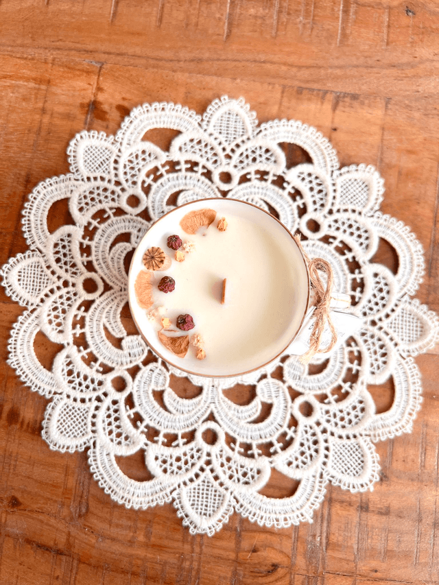 Bougie Cannelle - tasse à café "liseré doré"