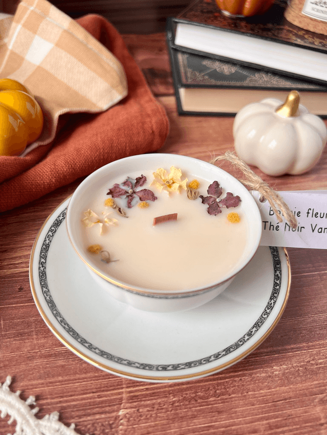 🍁 Bougie Thé noir vanille - tasse à café "frise arabesques noires" avec sous-tasse