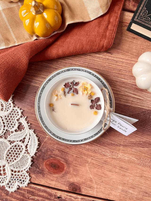 🍁 Bougie Thé noir vanille - tasse à café "frise arabesques noires" avec sous-tasse