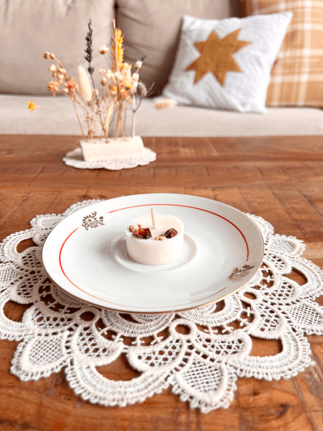✨ Sous tasse - en porcelaine "liseré rouge et marguerite dorées"