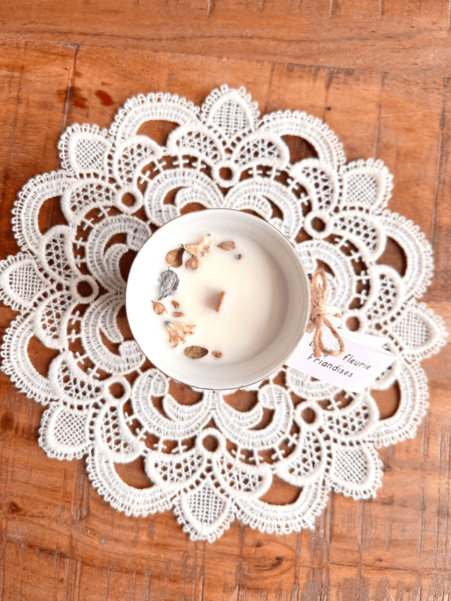 Bougie Friandises - tasse à café "liseré or"