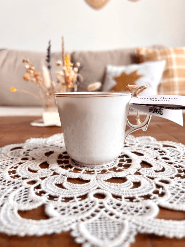 Bougie Cannelle - tasse à café "liseré doré"