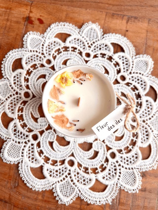 Bougie Fleur des iles - tasse à café "frise florale"
