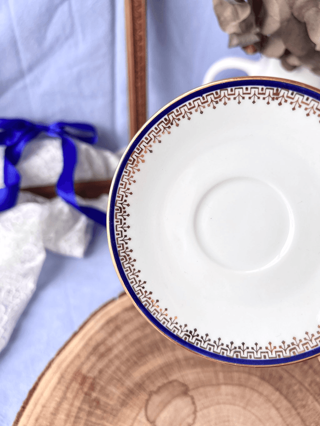 💙 Sous tasse - en porcelaine "frise or et liseré bleu"