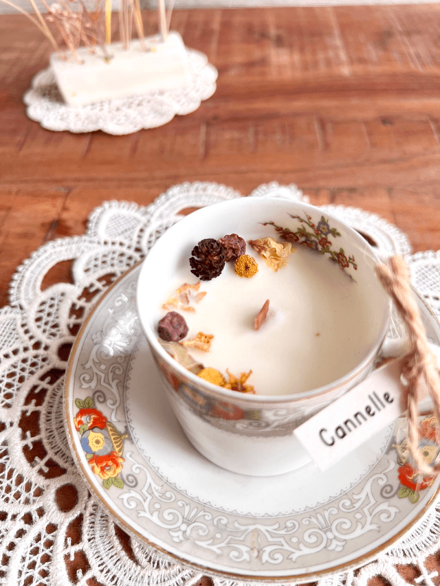 ✨ Bougie Cannelle - tasse à café "arabesques" avec sous-tasse