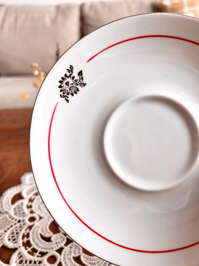 ✨ Sous tasse - en porcelaine "liseré rouge et marguerite dorées"
