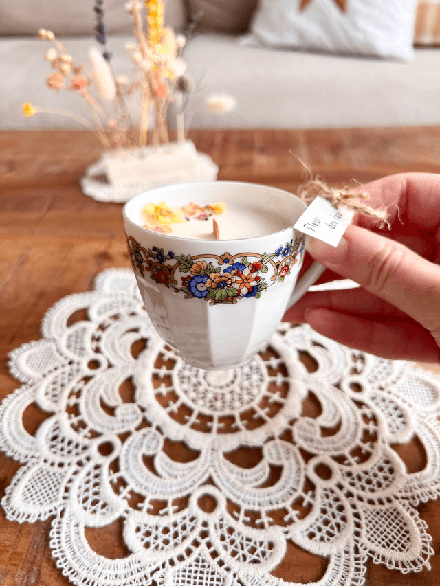 Bougie Fleur des iles - tasse à café "frise florale"
