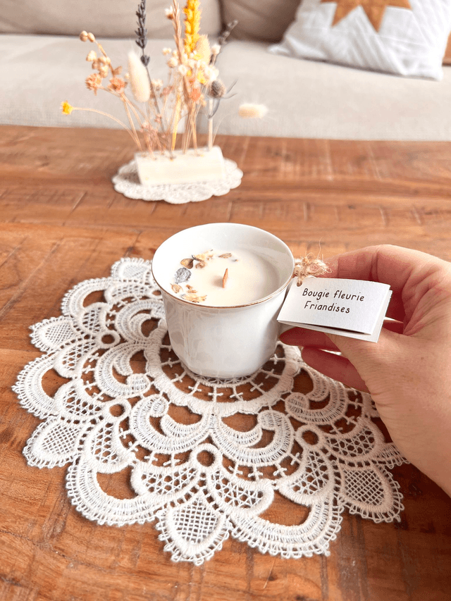 Bougie Friandises - tasse à café "liseré or"