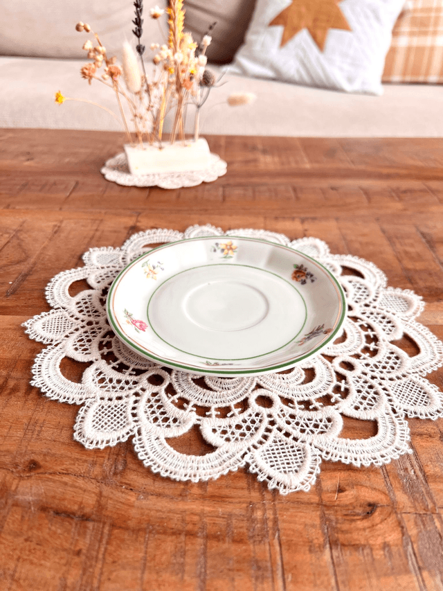 ✨ Sous tasse - en porcelaine "fleurs et liserés vert et or"