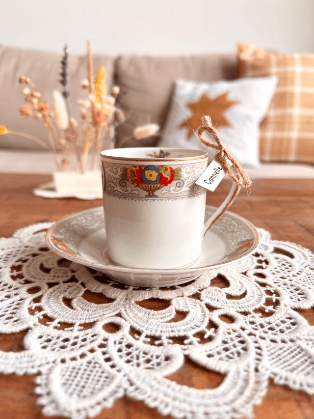 ✨ Bougie Cannelle - tasse à café "arabesques" avec sous-tasse