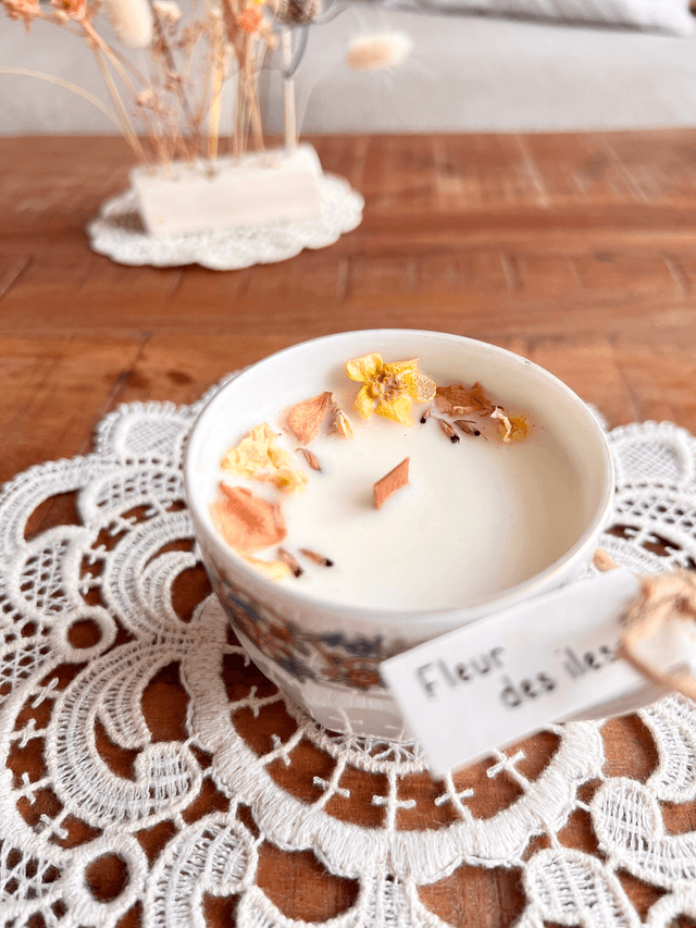 Bougie Fleur des iles - tasse à café "frise florale"