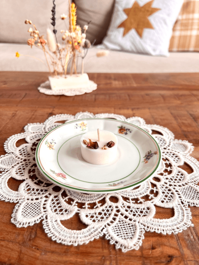 ✨ Sous tasse - en porcelaine "fleurs et liserés vert et or"