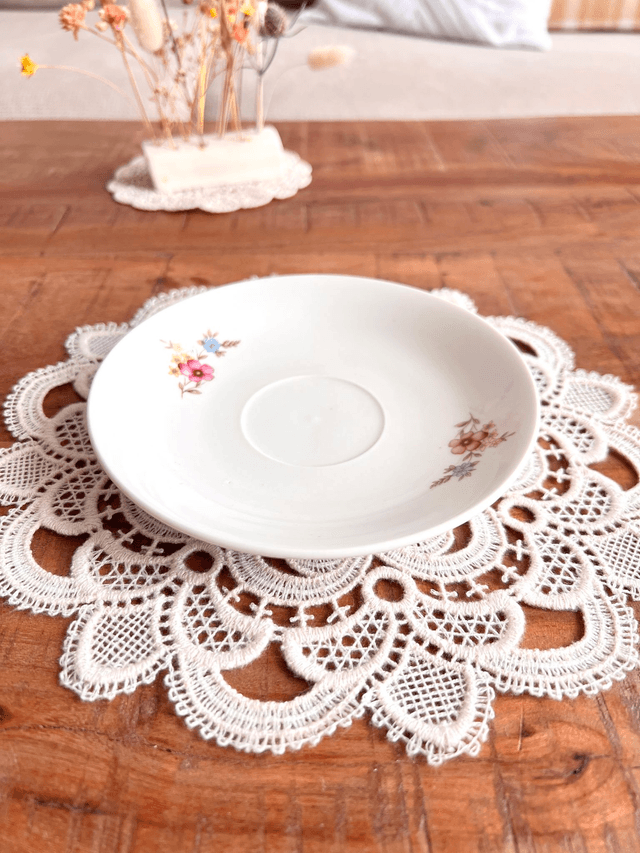 ✨ Sous tasse - en porcelaine "petites fleurs roses et bleues"