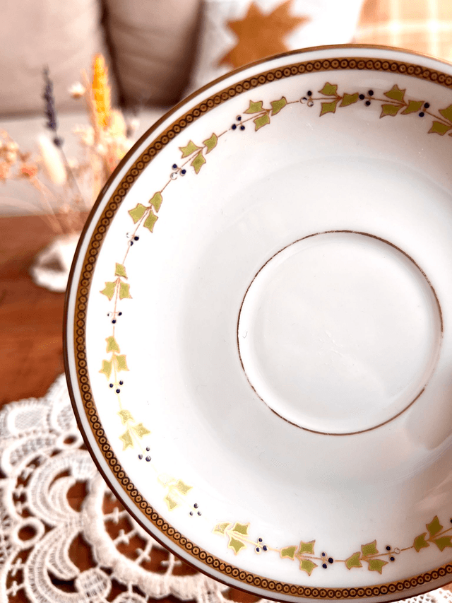 ✨ Sous tasse - en porcelaine "frise feuilles de houx"