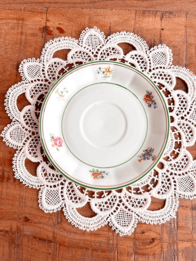 ✨ Sous tasse - en porcelaine "fleurs et liserés vert et or"