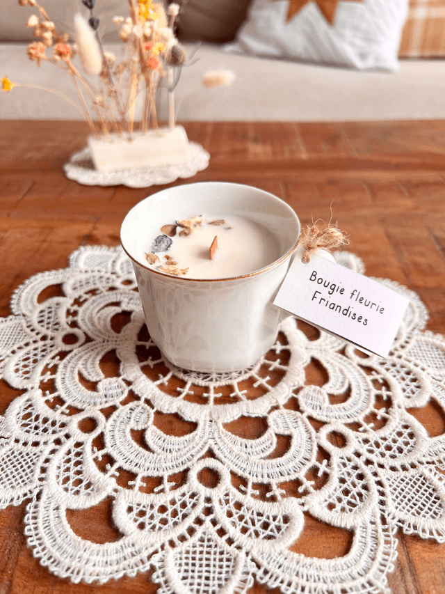 Bougie Friandises - tasse à café &quot;liseré or&quot;