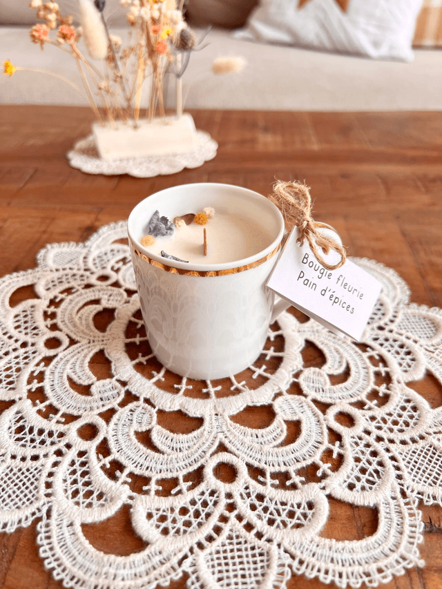 Bougie Pain d&#039;épices - tasse à café &quot;liseré or&quot;